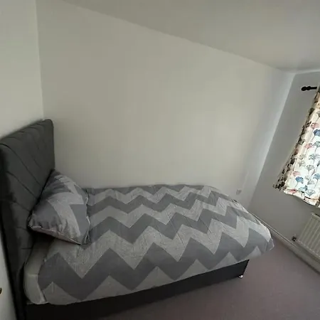 Spacious & Lovely 4 Bedroom Home In Manchester Exterior photo