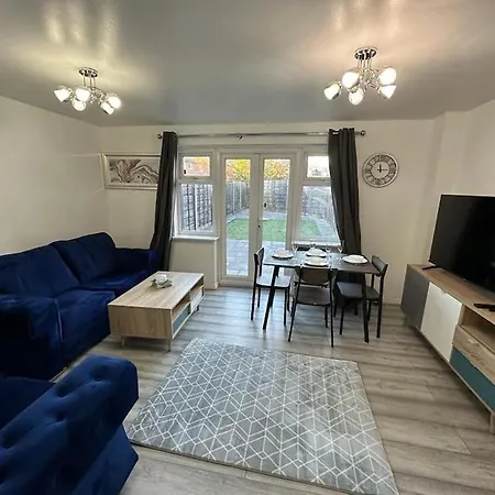 Spacious & Lovely 4 Bedroom Home In Manchester Exterior photo