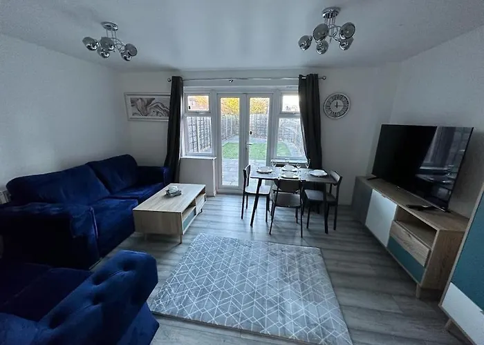 Spacious & Lovely 4 Bedroom Home In Manchester