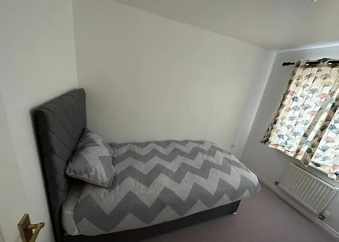 Spacious & Lovely 4 Bedroom Home In Manchester