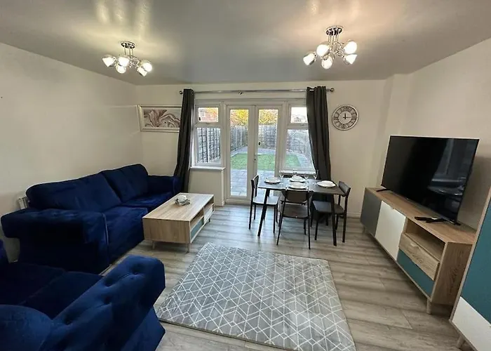Spacious & Lovely 4 Bedroom Home In Manchester