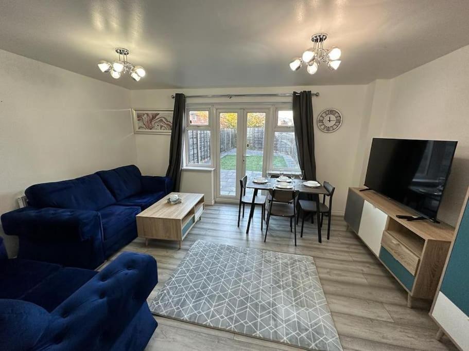 Spacious & Lovely 4 Bedroom In Manchester